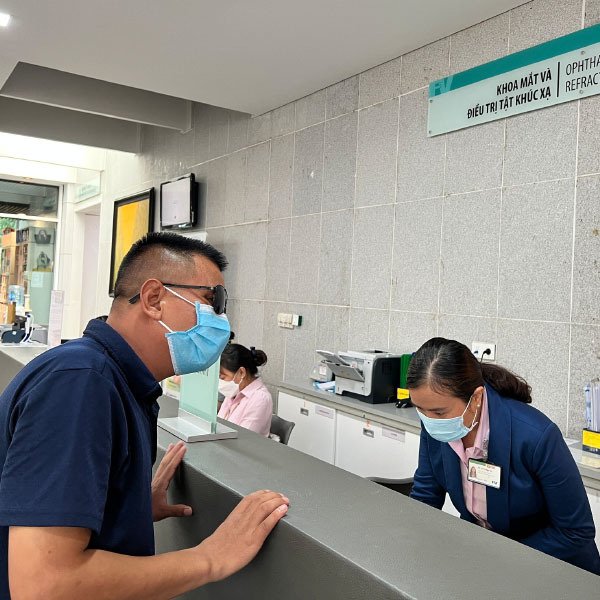 Anh Hồng một mình đi tái khám ở bệnh viện trước khi về quê. (Ảnh: Thanh Niên)