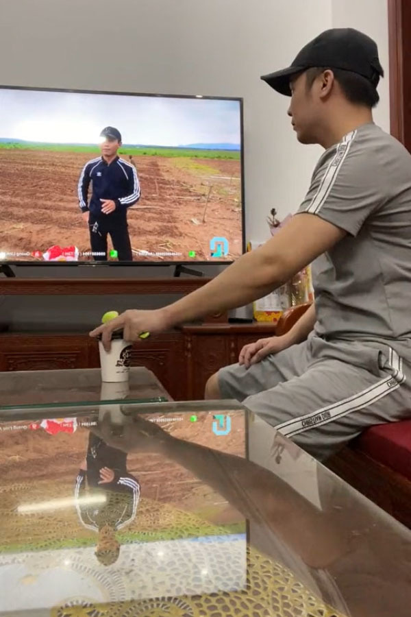 Bản sao" của Quang Linh: Suốt ngày xem vlog, ăn mặc cũng giống hệt