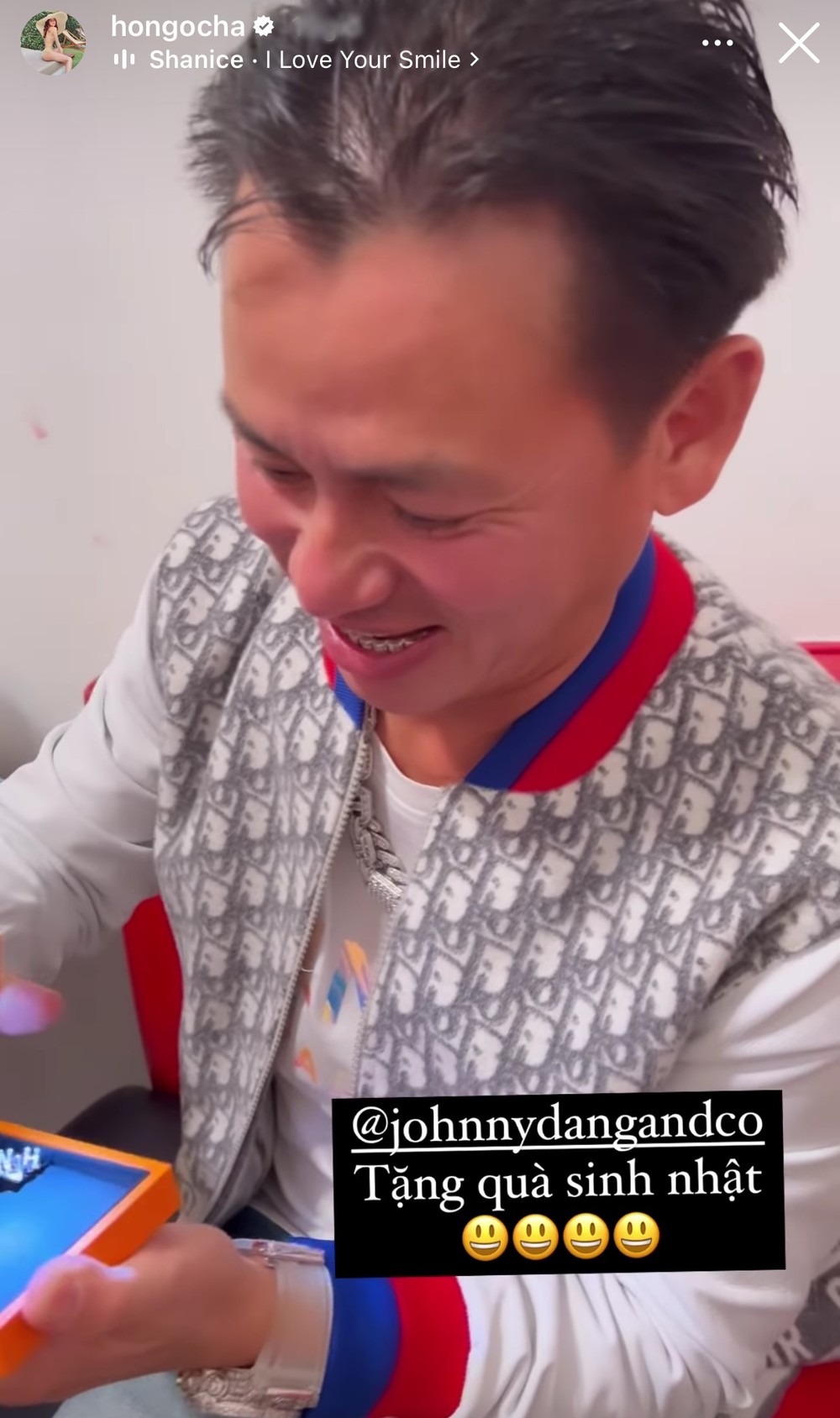 Hết làm răng bọc kim cương, Johnny Đặng tặng quà sinh nhật khắc tên riêng cho Hà Hồ - ảnh 3