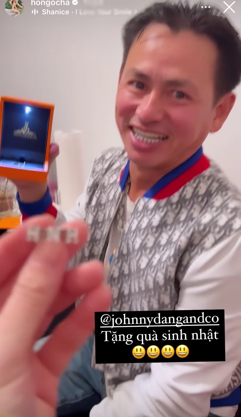 Hết làm răng bọc kim cương, Johnny Đặng tặng quà sinh nhật khắc tên riêng cho Hà Hồ - ảnh 4