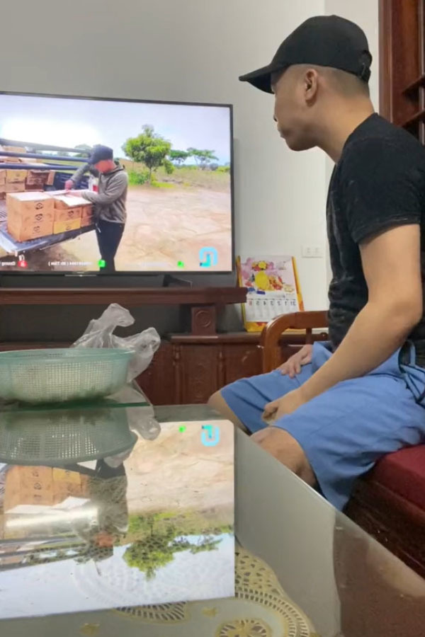 Bản sao" của Quang Linh: Suốt ngày xem vlog, ăn mặc cũng giống hệt