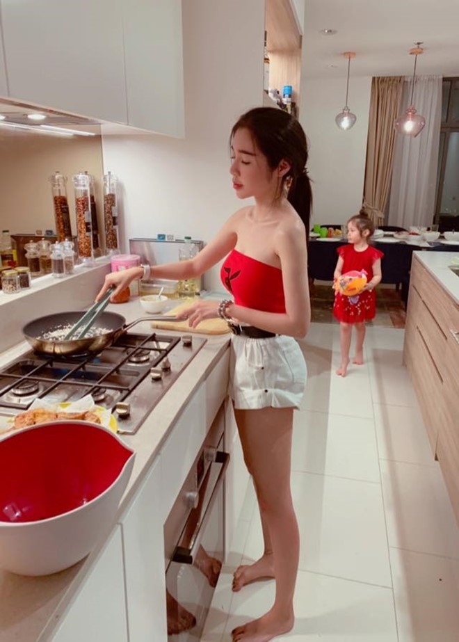  
Elly Trần trang bị đầy đủ cho căn bếp của mình. (Ảnh: Facebook Elly Tran)