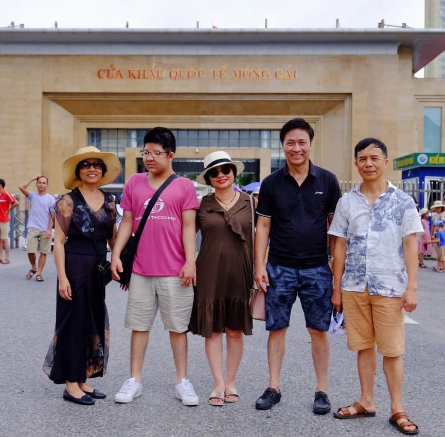  Anh còn dẫn cậu đi du lịch khắp nơi. (Ảnh: FB Quốc Tuấn) - Tin sao Viet - Tin tuc sao Viet - Scandal sao Viet - Tin tuc cua Sao - Tin cua Sao