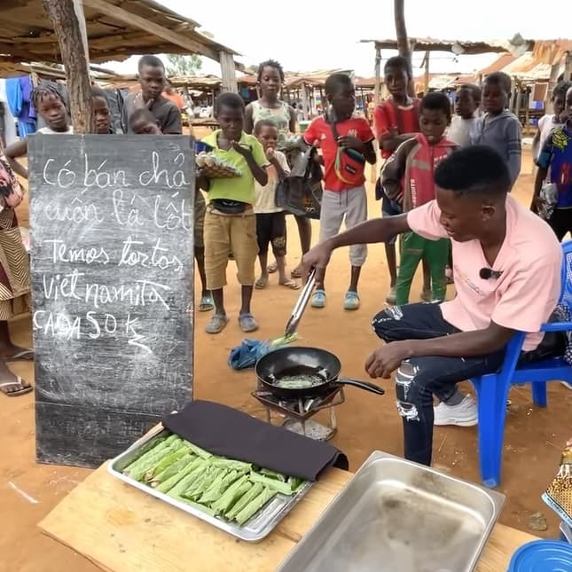  
Một cái chả lá lốt được Lindo bán với giá khá rẻ. (Ảnh: Chụp màn hình YouTube Lindo Vlogs)