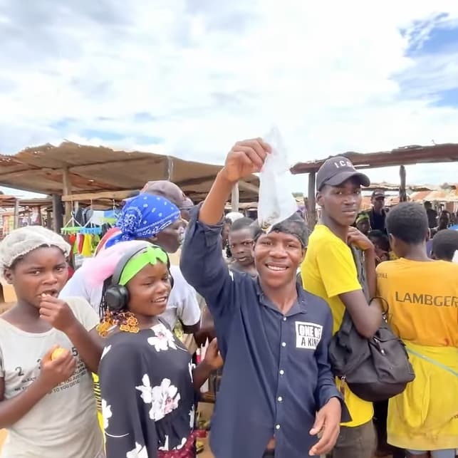  
Một vị khách vui mừng sau khi mua được món ngon. (Ảnh: Chụp màn hình YouTube Lindo Vlogs)