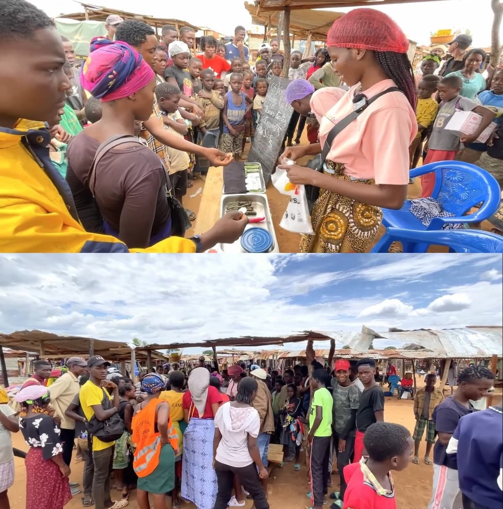  
Đông người vây kín sạp hàng của Lindo khi ngửi thấy mùi thơm phát ra từ đây. (Ảnh: Chụp màn hình YouTube Lindo Vlogs)