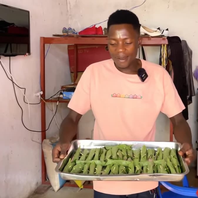  
Món ngon tiếp theo được Lindo đem ra chợ bán là chả lá lốt Việt Nam. (Ảnh: Chụp màn hình YouTube Lindo Vlogs)