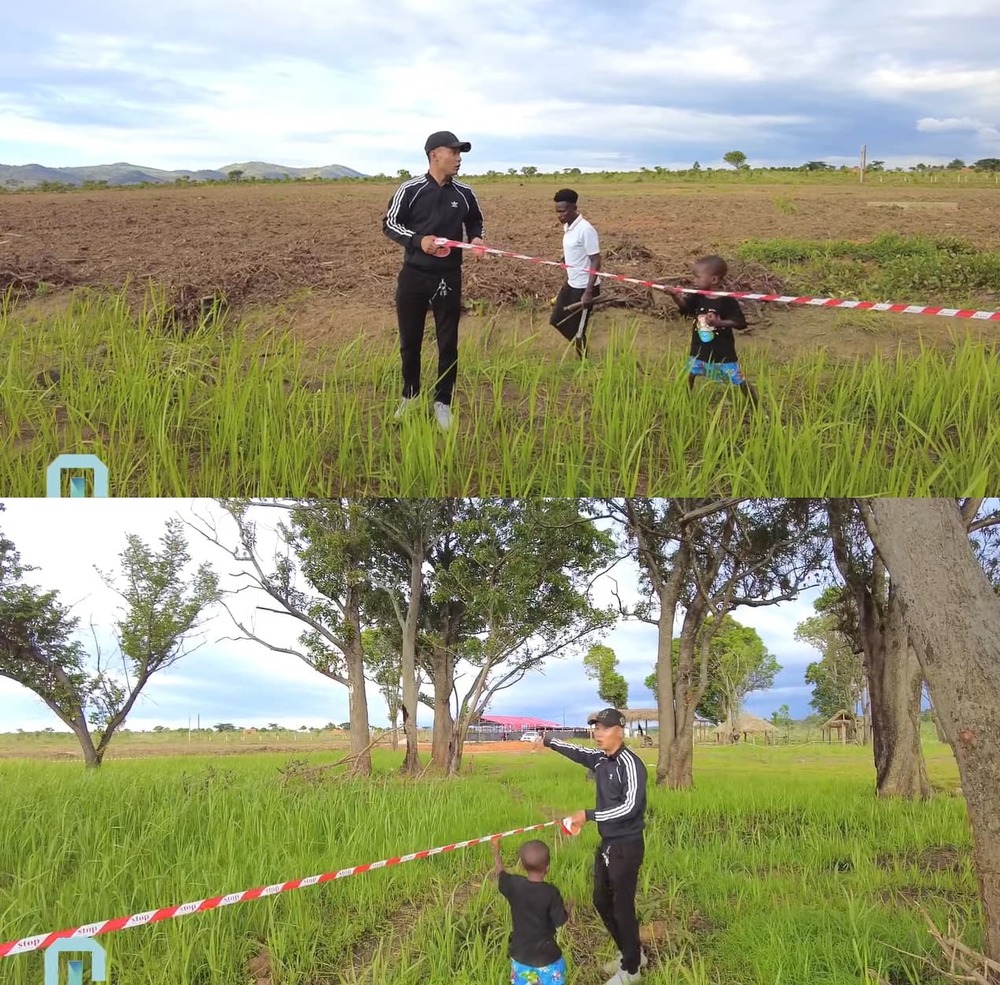  
Lôi Con còn biết đi theo giữ dây cho Quang Linh. (Ảnh: Chụp màn hình YouTube Quang Linh Vlogs)