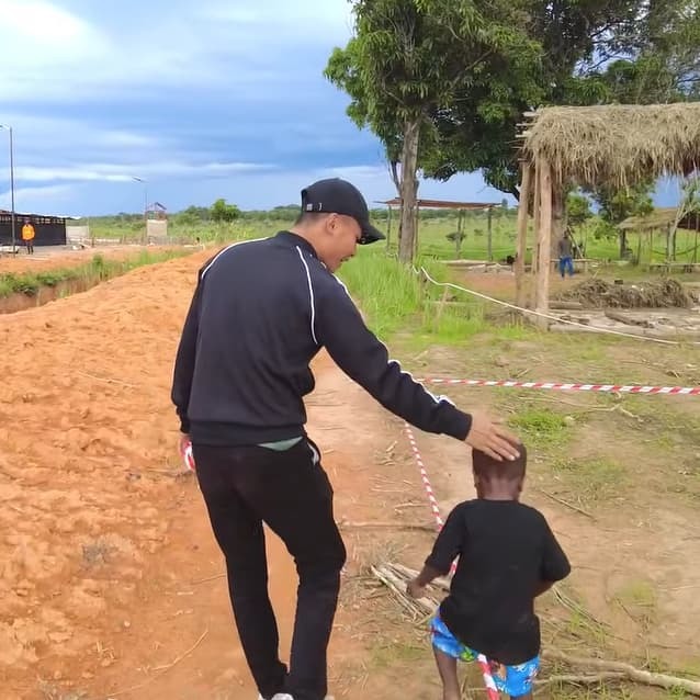  
Sự hiểu chuyện của Lôi Con càng khiến mọi người thêm yêu mến. (Ảnh: Chụp màn hình YouTube Quang Linh Vlogs)