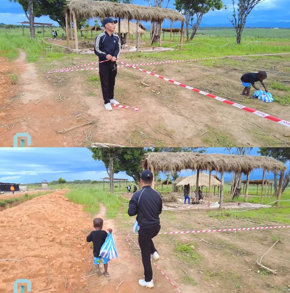  
Chẳng cần ai nhờ, Lôi Con cũng phụ giúp xách túi đồ ra về. (Ảnh: Chụp màn hình YouTube Quang Linh Vlogs)