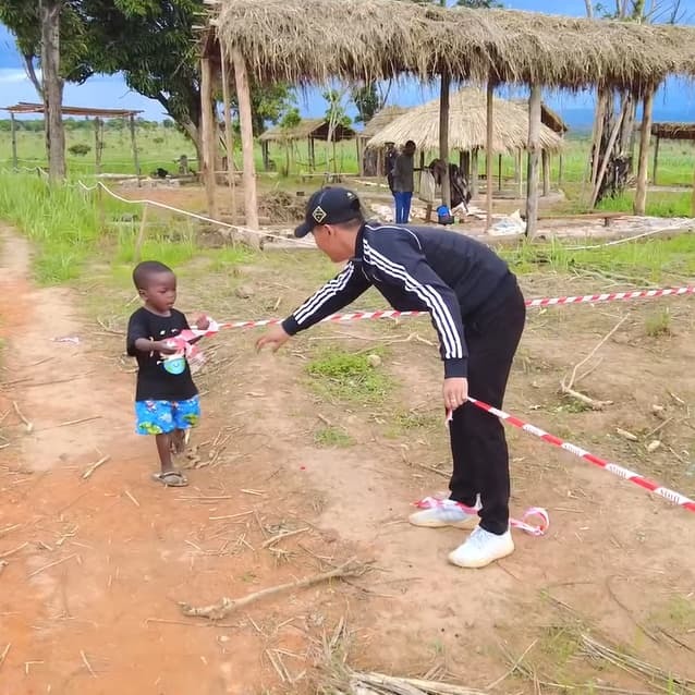  
Lôi Con tự giác đem đoạn dây bị đứt giúp chú Linh nối lại. (Ảnh: Chụp màn hình YouTube Quang Linh Vlogs)