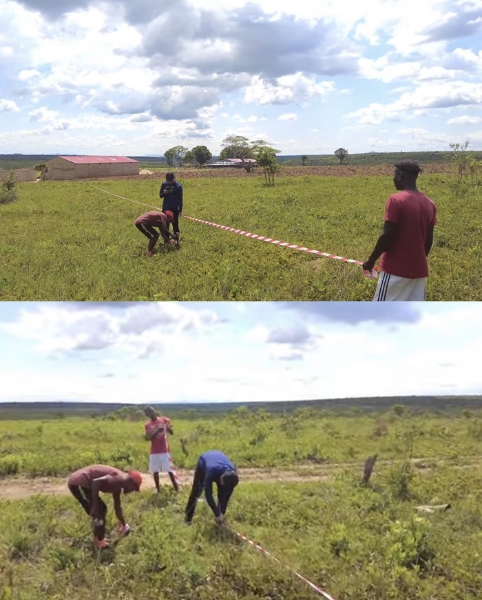  
Quang Linh cùng các công nhân căng dây giới hạn phần đất trang trại. (Ảnh: Cắt từ clip YouTube Quang Linh Vlogs - Cuộc Sống ở Châu Phi)