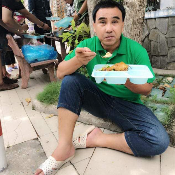  Không ít lần khán giả thấy hình ảnh MC Quyền Linh ngồi bệt ven đường ăn vội bữa cơm. (Ảnh: FB MC Quyền Linh) - Tin sao Viet - Tin tuc sao Viet - Scandal sao Viet - Tin tuc cua Sao - Tin cua Sao