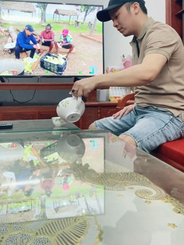 Bản sao" của Quang Linh: Suốt ngày xem vlog, ăn mặc cũng giống hệt