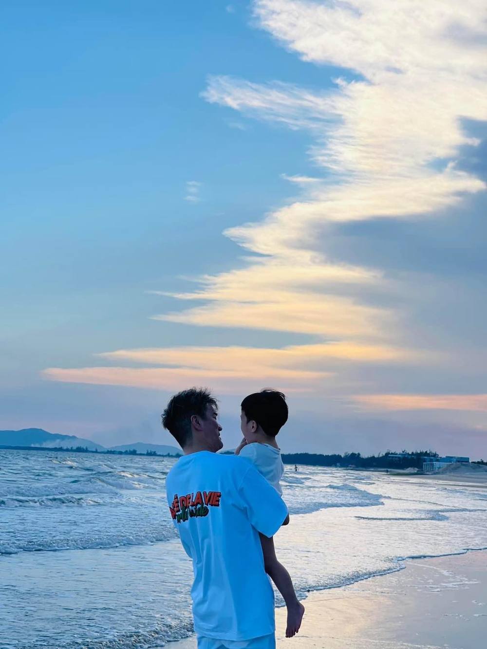  
Hai bố con đi du lịch cùng nhau tới nhiều nơi.  - Tin sao Viet - Tin tuc sao Viet - Scandal sao Viet - Tin tuc cua Sao - Tin cua Sao