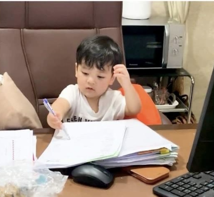  
Mới 3 tuổi, con trai Đàm Vĩnh Hưng đã kế nghiệp bố "ký" hợp đồng mỏi tay. - Tin sao Viet - Tin tuc sao Viet - Scandal sao Viet - Tin tuc cua Sao - Tin cua Sao