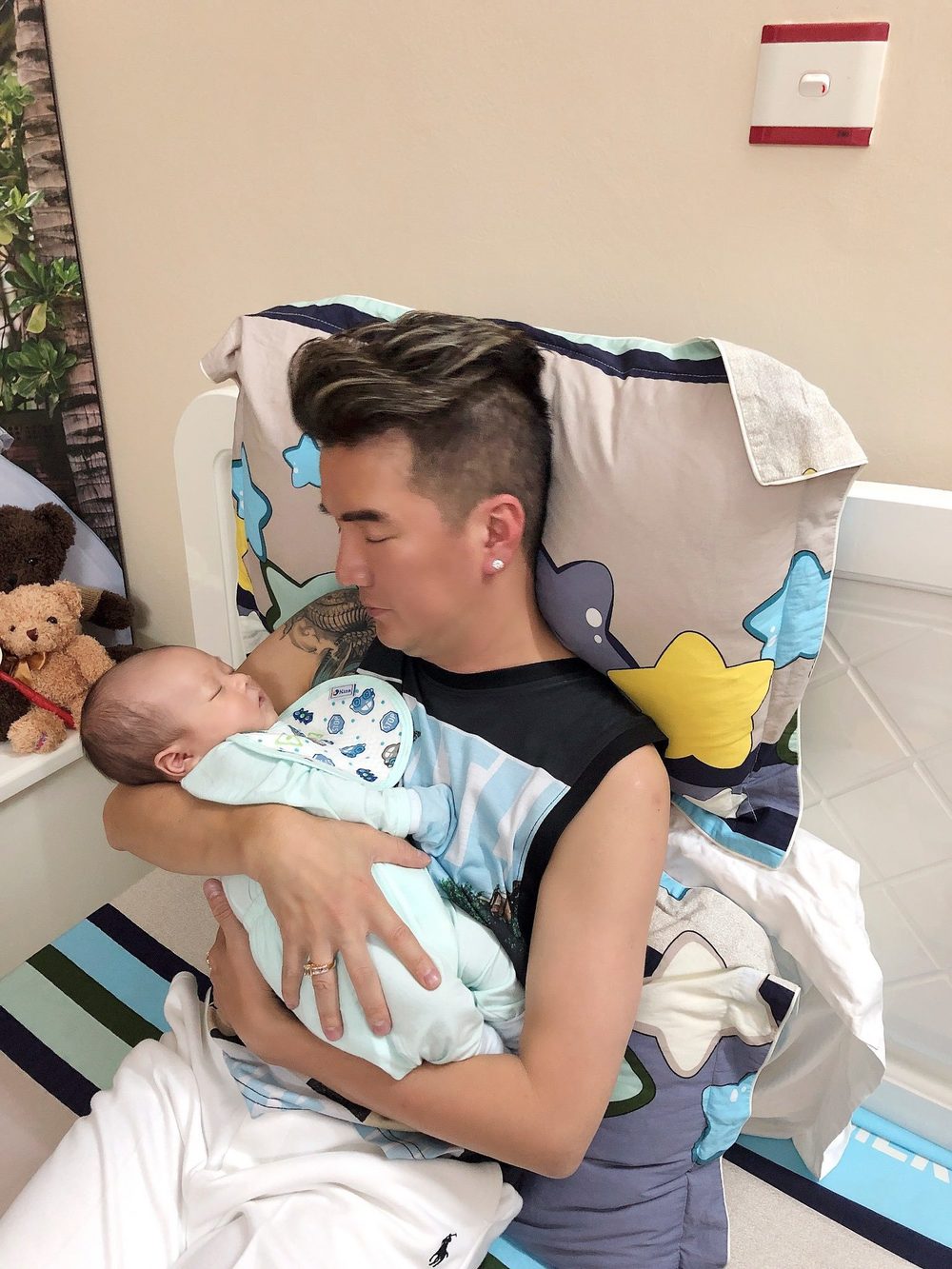  
Nam ca sĩ ngủ gật trong lúc ru con. - Tin sao Viet - Tin tuc sao Viet - Scandal sao Viet - Tin tuc cua Sao - Tin cua Sao