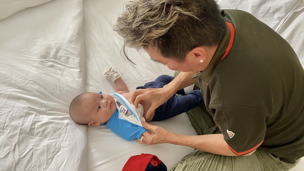  
Anh tự tay chăm sóc từ những ngày đầu bé thơ, nhóc tỳ vừa sinh ra nên hai bố con rất gắn bó với nhau. - Tin sao Viet - Tin tuc sao Viet - Scandal sao Viet - Tin tuc cua Sao - Tin cua Sao