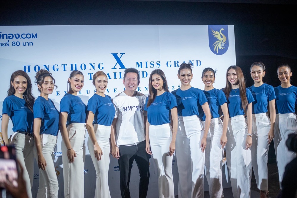  
Trước đó, vào hồi tháng 8, dàn người đẹp của Miss Grand Thailand đã cùng ông Nawat tham dự một sự kiện của phía nhà tài trợ này. (Ảnh: FB Mr.Nawat Itsaragrisil)