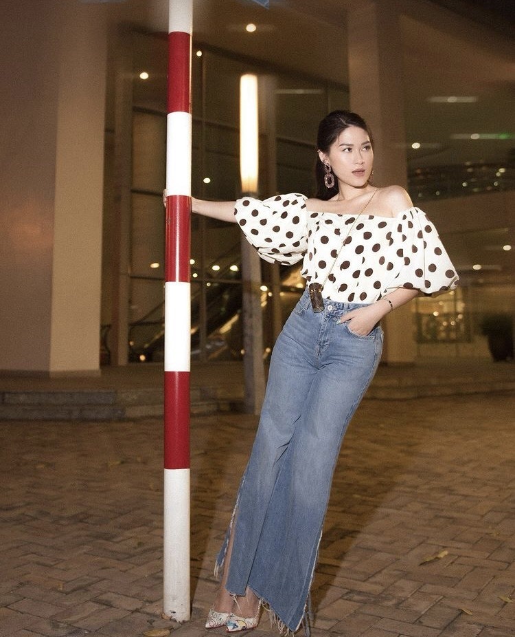  Ngọc Thanh Tâm làm nổi bật set đồ dạo phố với chiếc túi hiệu mini. (Ảnh: Instagram ngocthanhtam_n)