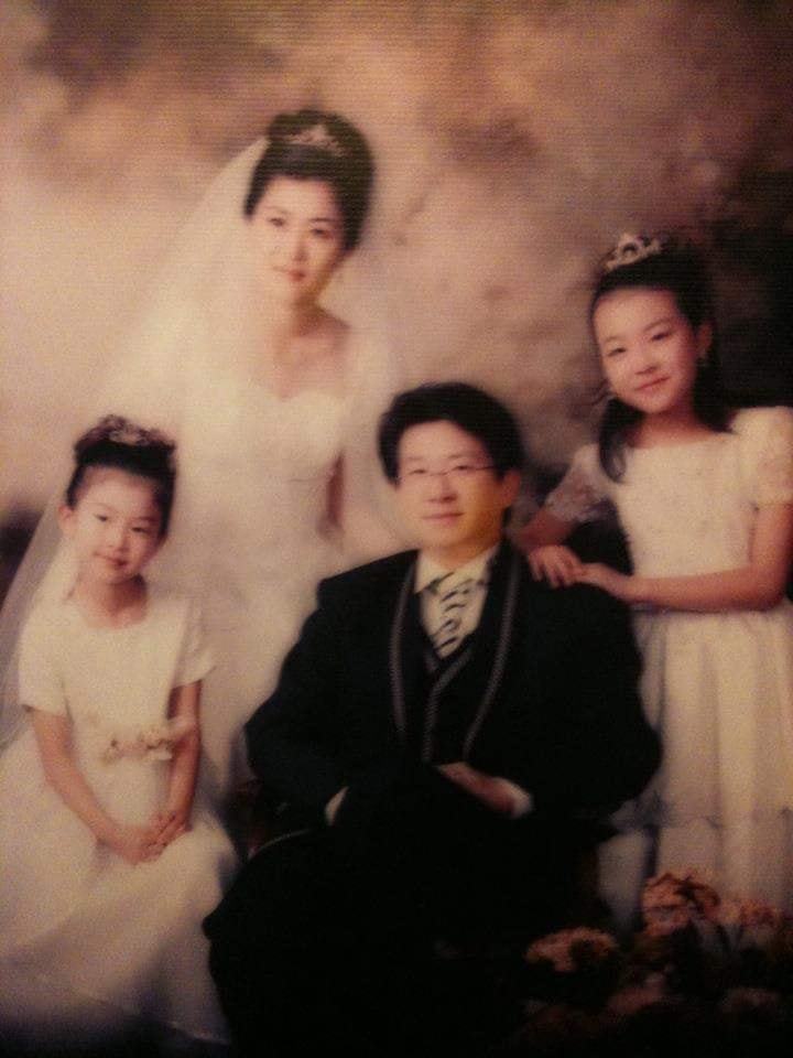  
Hình ảnh gia đình của Rosé khi cô còn bé. (Ảnh: Pinterest)