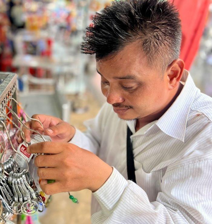 Anh Hồng tự đi bán hàng rong, hát dạo trang trải cuộc sống. (Ảnh: Thanh Niên)