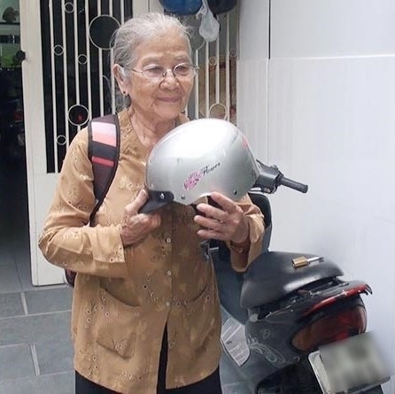  
Bà vẫn hằng ngày lái xe máy đến trường quay. (Ảnh: Tư liệu phim) - Tin sao Viet - Tin tuc sao Viet - Scandal sao Viet - Tin tuc cua Sao - Tin cua Sao