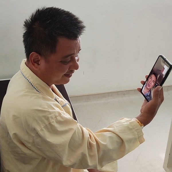 Hai người trò chuyện video sau ca phẫu thuật. (Ảnh: Thanh Niên)