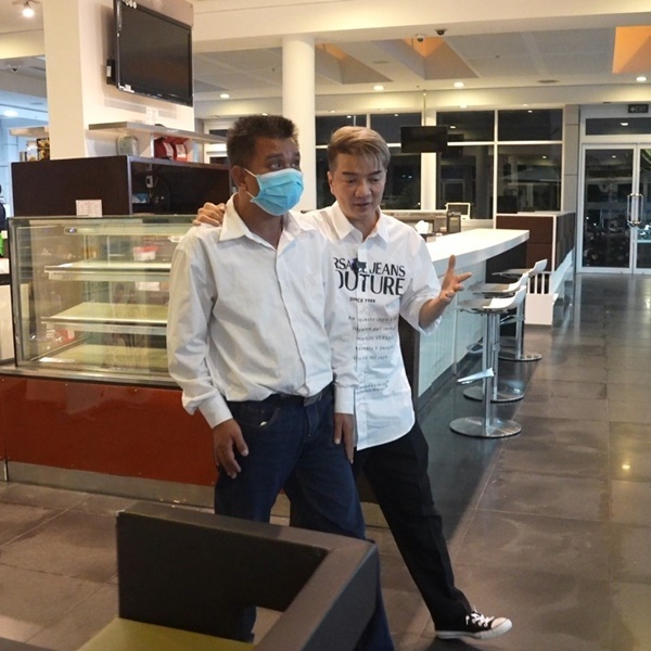 Nam ca sĩ họ Đàm luôn đồng hành cùng anh Hồng trên hành trình đi tìm ánh sáng. (Ảnh: Thanh Niên)