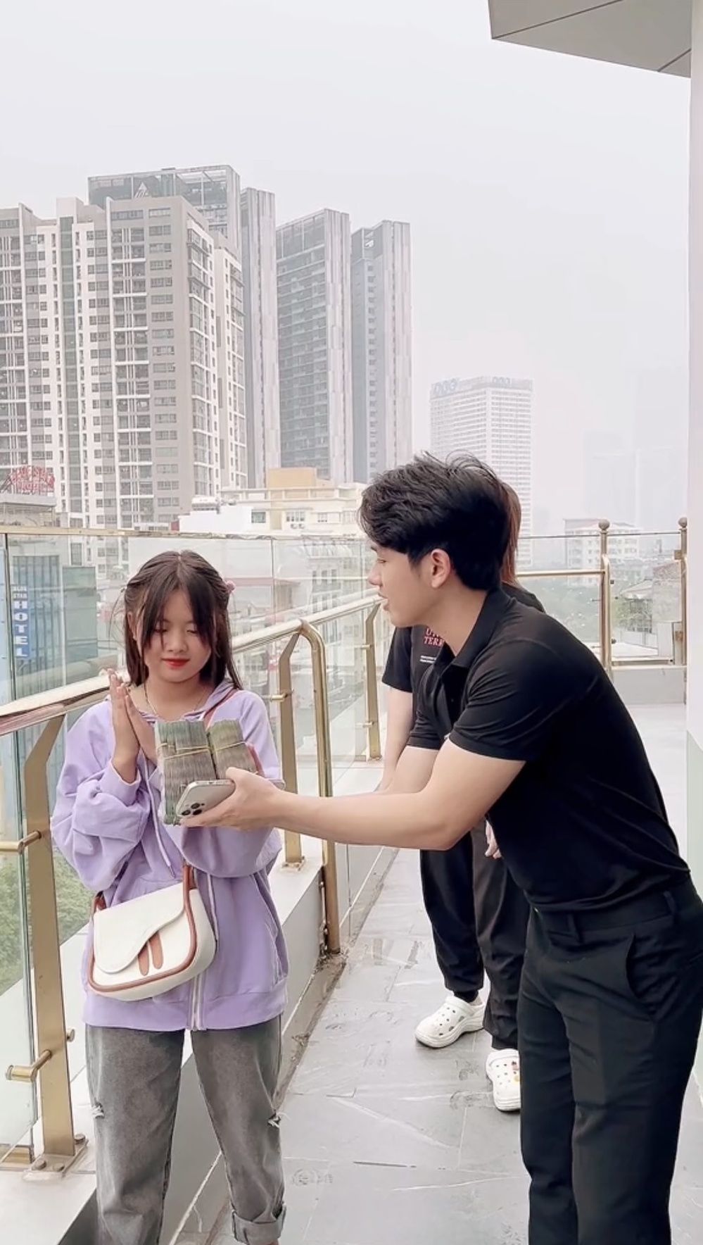  Phúng Phính lo lắng khi lần đầu được cầm trên tay khoản tiền lớn. (Ảnh: Chụp màn hình TikTok Mua Thị Dua)