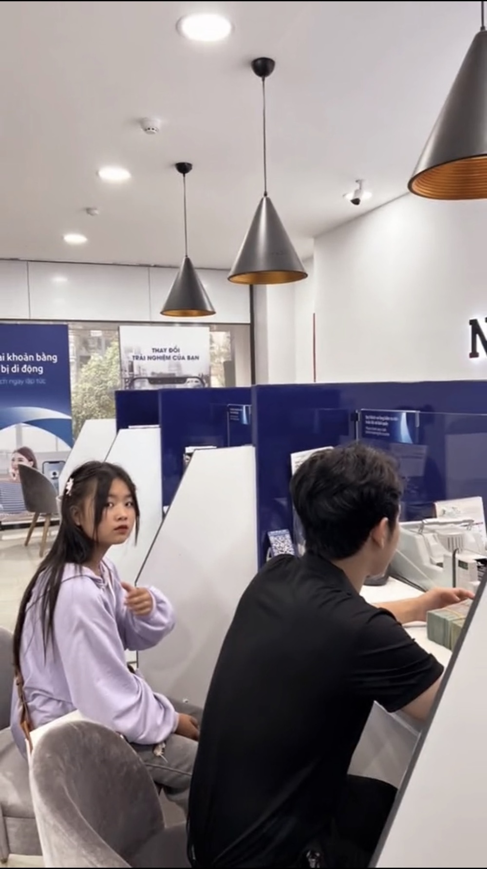  Phúng Phính được đưa tới ngân hàng để làm sổ tiết kiệm. (Ảnh: Chụp màn hình TikTok Mua Thị Dua)