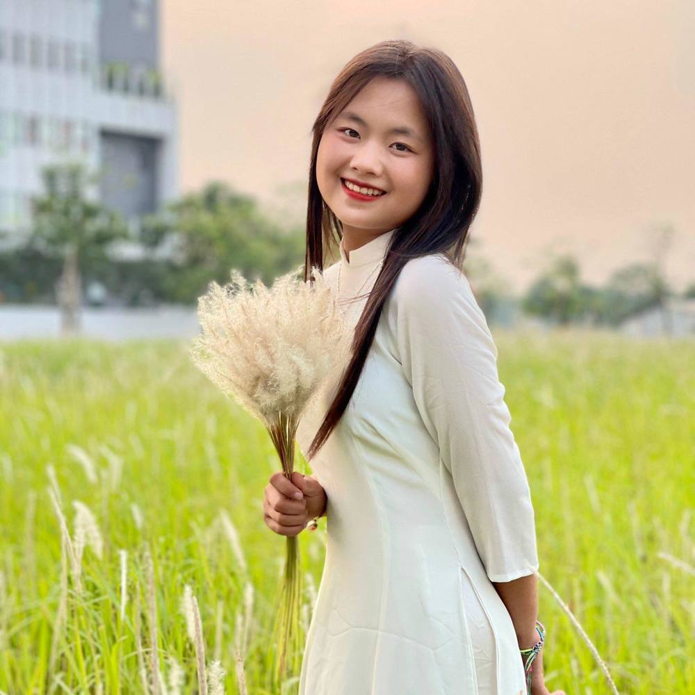  
Phong cách của cô bé cũng thay đổi nhiều. (Ảnh: Facebook Mua Thi Dua)