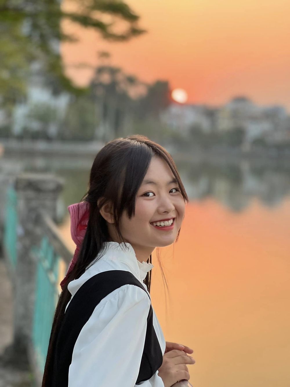  
Dua đã thay đổi rất nhiều khi ra Hà Nội làm việc. (Ảnh: Facebook Mua Thi Dua)