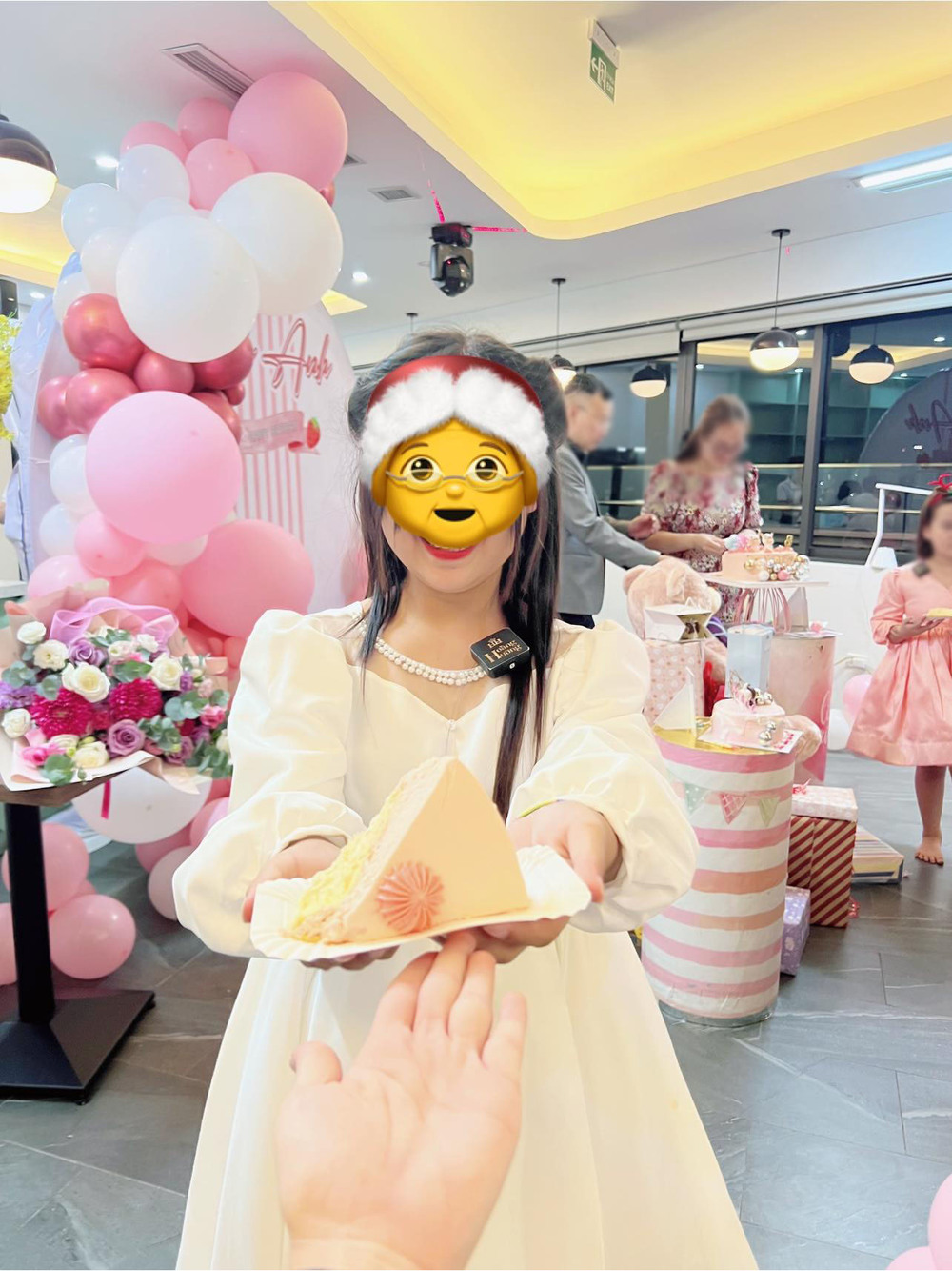  
Hình ảnh mới nhất của Phúng Phính khi xuất hiện trong bữa tiệc sinh nhật cùng người hỗ trợ. (Ảnh: Facebook Mua Thi Dua)