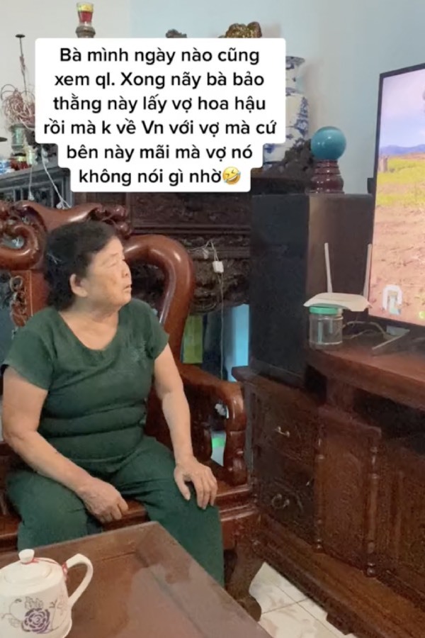  
Bà đã lớn tuổi nhưng vẫn ngồi "cày view" cho Quang Linh mỗi ngày. (Ảnh: Chụp màn hình TikTok T.T.H.N)