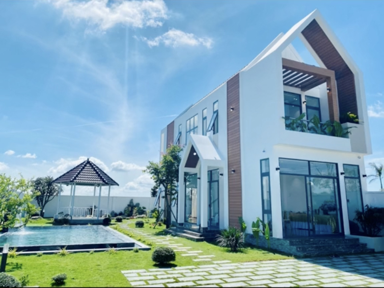  
Nhìn từ bên ngoài, biệt thự như khu resort cao cấp. (Ảnh: TikTok ngoctuan) - Tin sao Viet - Tin tuc sao Viet - Scandal sao Viet - Tin tuc cua Sao - Tin cua Sao