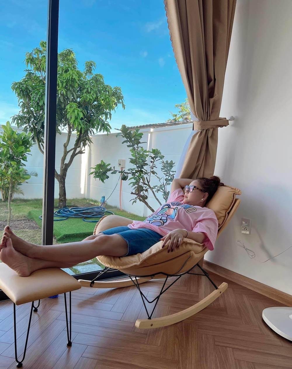  
Lê Giang nằm hưởng thụ trong biệt thự, thành quả lao động trong thời gian dài. (Ảnh: FB Nguyễn Lê Giang) - Tin sao Viet - Tin tuc sao Viet - Scandal sao Viet - Tin tuc cua Sao - Tin cua Sao