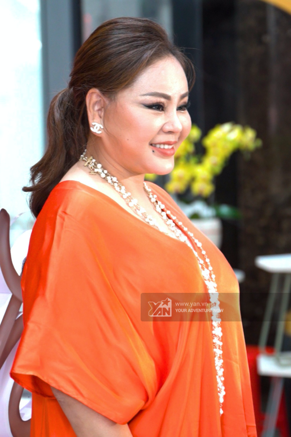  
Đã qua cái thời nghèo khó, Lê Giang nay phủ hàng hiệu đi sự kiện chiếm spotlight. (Ảnh: Team YAN) - Tin sao Viet - Tin tuc sao Viet - Scandal sao Viet - Tin tuc cua Sao - Tin cua Sao