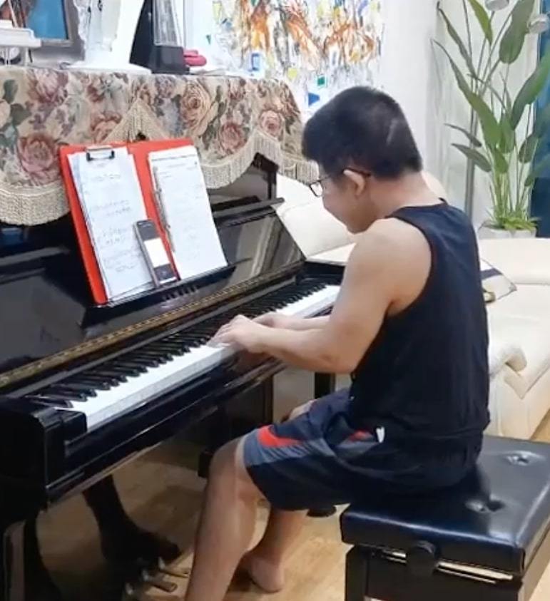  Bôm có khả năng chơi piano điêu luyện. (Ảnh: Vietnamnet)