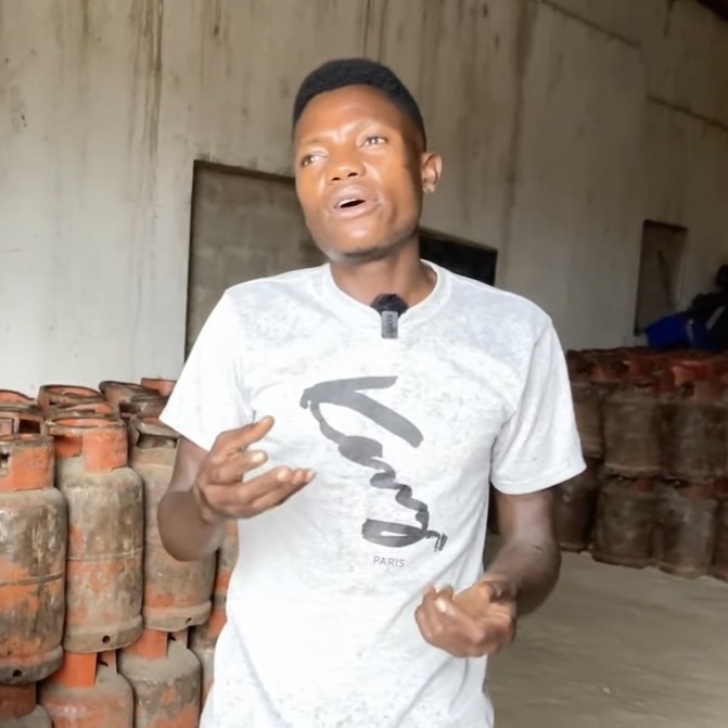  Lindo được mệnh danh là "chiến thần" đồ ăn Việt.  (Ảnh: YouTube Lindo Vlogs - Cuộc Sống ở Châu Phi)