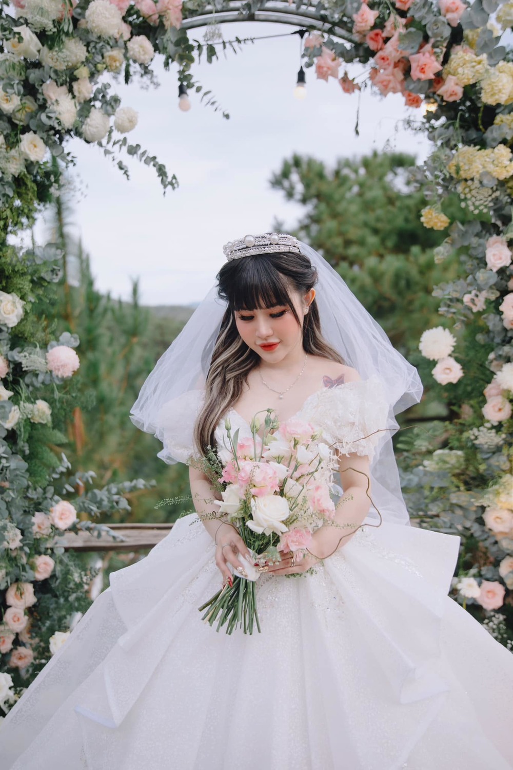 
Cô dâu Trần My xinh đẹp trong chiếc váy cưới lấp lánh, khoe hình xăm trên vai. (Ảnh: FB Trần My)