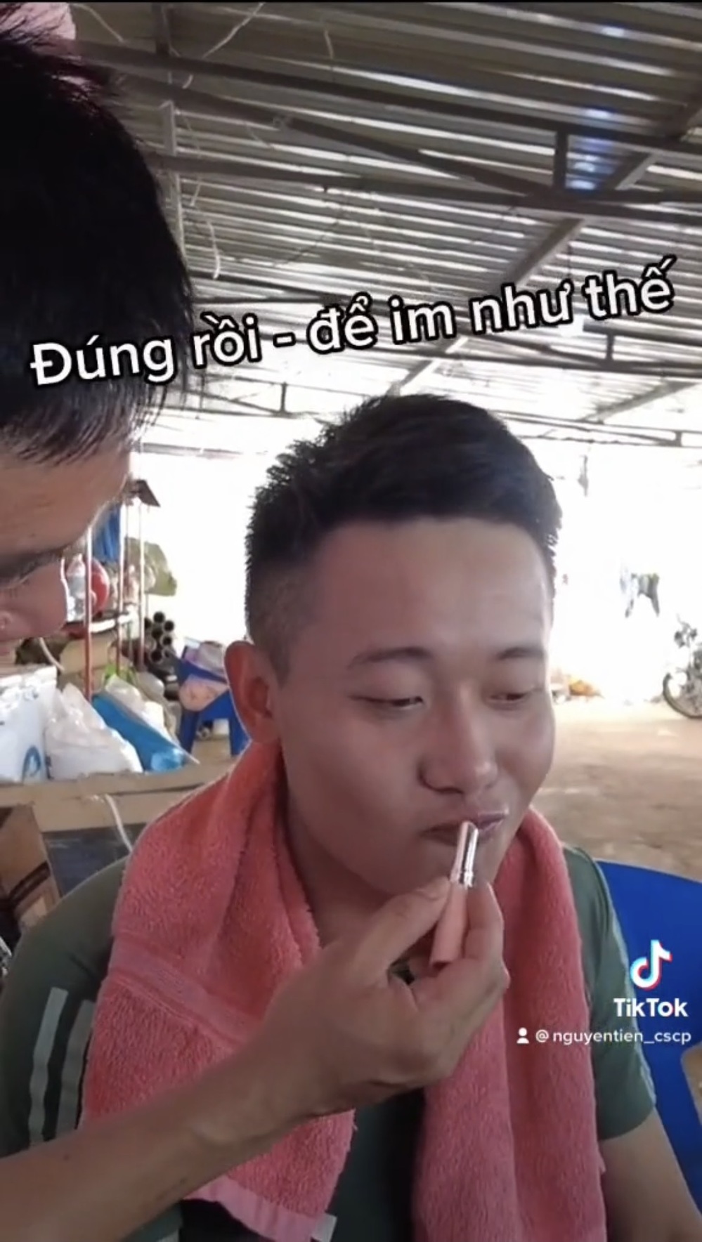  
Biểu cảm hài hước của Quang Linh khi được tô son dưỡng. (Ảnh: Chụp màn hình TikTok Nguyễn Tiến)