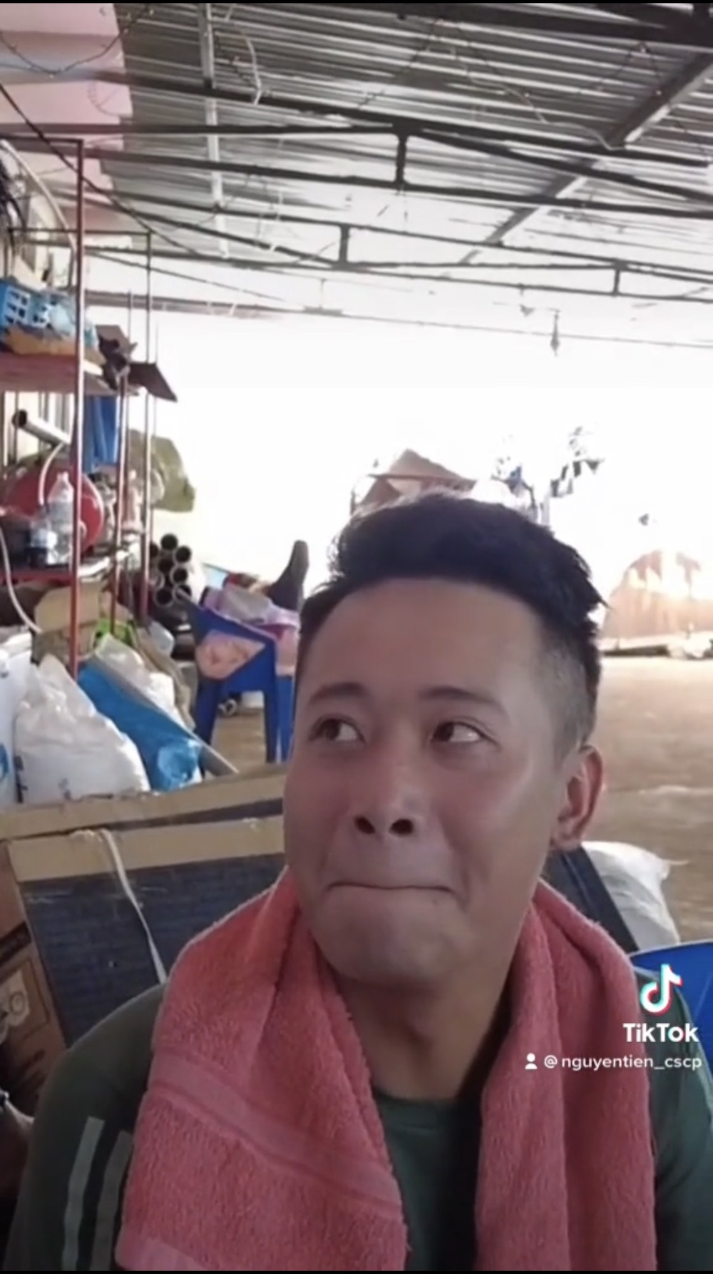  
Nam YouTuber có vẻ rất tin tưởng vào sự khéo léo của anh Nguyễn Tiến. (Ảnh: Chụp màn hình TikTok Nguyễn Tiến)