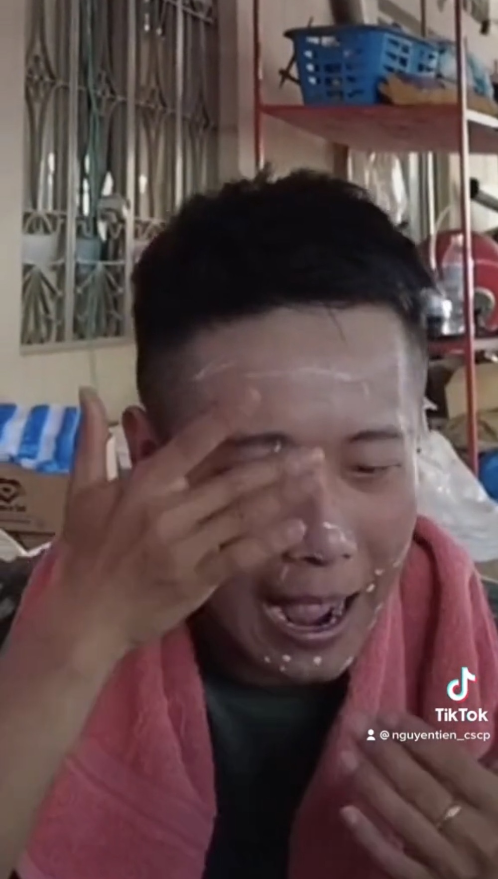  
Dường như ít khi trang điểm nên thao tác của anh chàng khá lóng ngóng, vụng về. (Ảnh: Chụp màn hình TikTok Nguyễn Tiến)