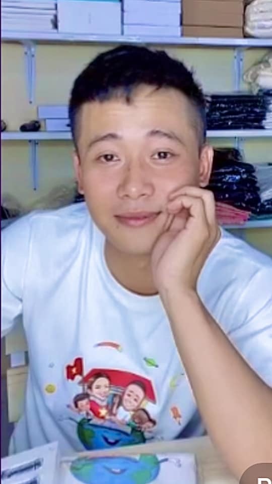  
Thành quả là dân tình được chiêm ngưỡng một Quang Linh da trắng, môi hồng trên livestream. (Ảnh: Chụp màn hình TikTok Quang Linh Vlogs)