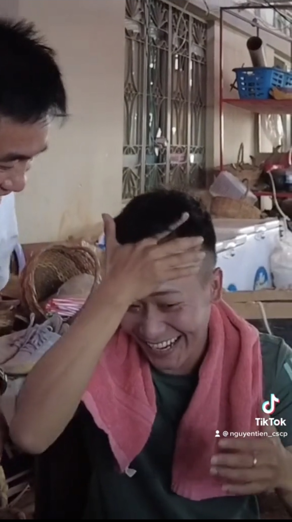 
Quang Linh quyết không xuề xòa khi ở trước Thùy Tiên. (Ảnh: Chụp màn hình TikTok Nguyễn Tiến)
