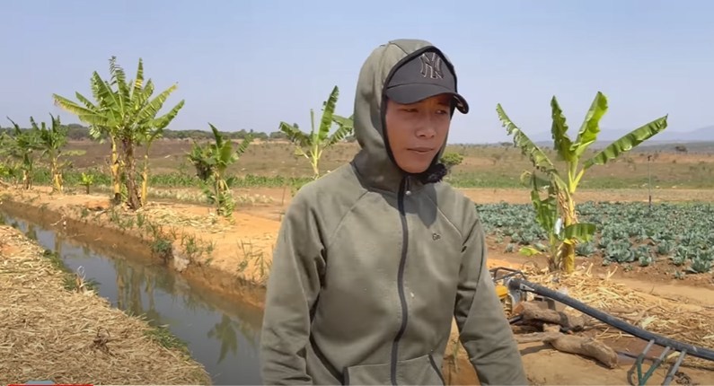 Hiện tại anh chàng lúc nào cũng nỗ lực làm việc, giúp đỡ mọi người. (Ảnh: Chụp màn hình YouTube Quang Linh Vlogs - Cuộc Sống ở Châu Phi)