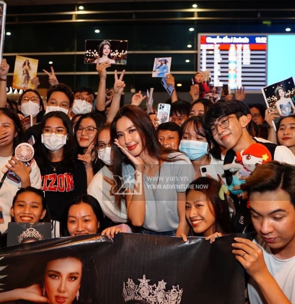 Hoa hậu Thùy Tiên trở về với sự chào đón của đông đảo fan hâm mộ. Ảnh: Yan