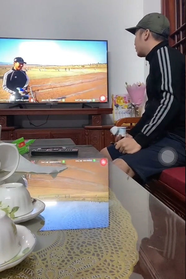 Bản sao" của Quang Linh: Suốt ngày xem vlog, ăn mặc cũng giống hệt