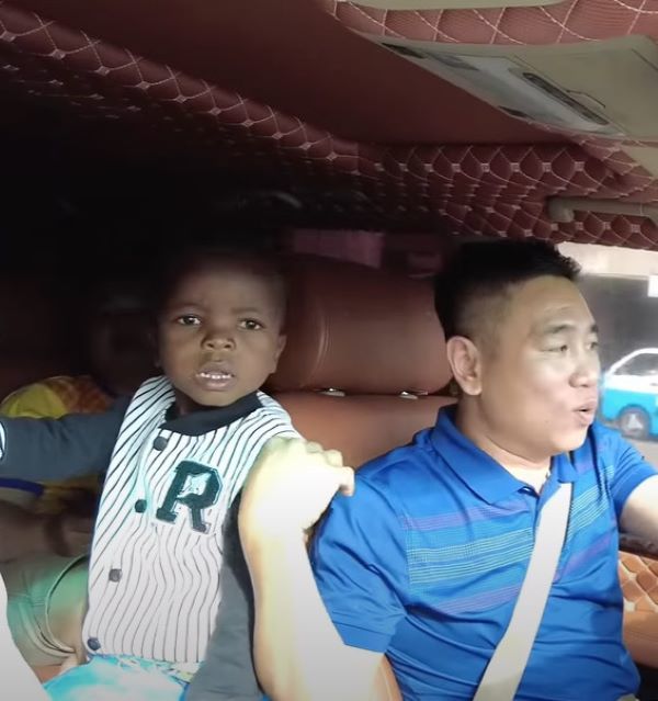 Lôi Con vừa được đi nhận chứng minh thư. (Ảnh: Chụp màn hình YouTube Nguyễn Tiến Vlogs - Cuộc Sống Ở Châu Phi)